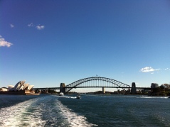 Il Sydney Harbour Bridge e l' Opera House visti dal ferry
