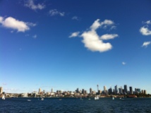 Lo skyline di Sydney visto dal traghetto.