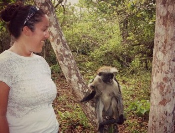Io e una scimmia nella Jozani Forest, a Zanzibar.
